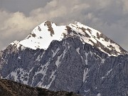 79 Maxi zoom verso il Monte Secco seriano, baciato dal sole